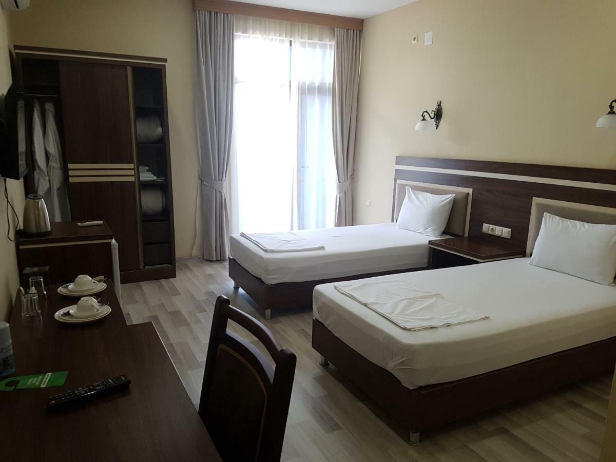 Hotel 725 B Batumi Bagian luar foto